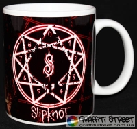 Slipknot - 07 (Кухоль) ― купити футболку в Україні, замовити футболку поштою, ціни, опис, фото футболок, купити кухлі, бейсболки, весна, кружки, рюкзаки, гаманці, літо, бандани, шкіряні вироби, осінь, джинси, кросівки, куртки, шорти, шапки, батніки, шкарпетки, зима, білизна, майки, сорочки, сумки, молодіжні аксесуари, вуличний стиль кежуал стайл | Інтернет-магазин футболок та іншого молодіжного одягу - GRAFFITI STREET - GraffitiStreet.Com.Ua